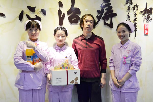 患者送蛋糕表示感謝(xiè)