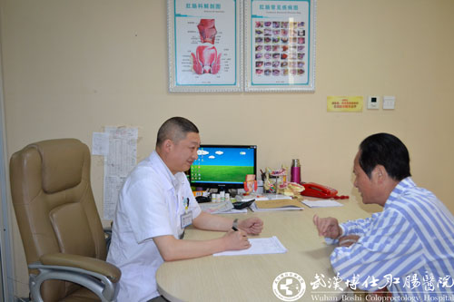 臨出院時(shí),老(lǎo)兵(bīng)特向陳醫(yī)生(shēng)道(dào)謝(xiè)