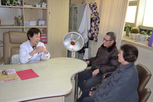 胡爹爹、梁婆婆和(hé)李玉霞主任親切交談