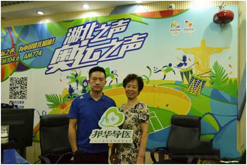 《邦華導醫(yī)》主持人(rén)陳邦華(左)與李玉霞主任(右)合影(yǐng)