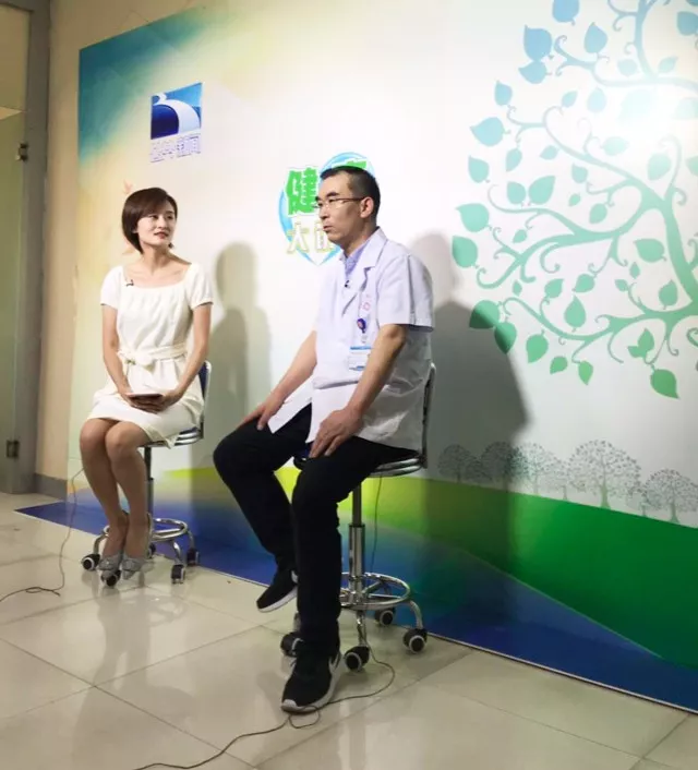 主持人(rén)與謝(xiè)振江主任準備就(jiù)緒，開(kāi)始直播